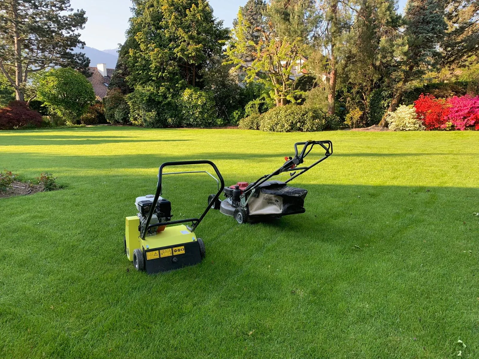 Tondeuse et scarificateur professionnels sur une pelouse entretenue